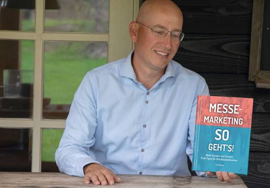 Der Autor Michel Rijnberg mit seinem neuen Buch - Messemarketing: So geht's
