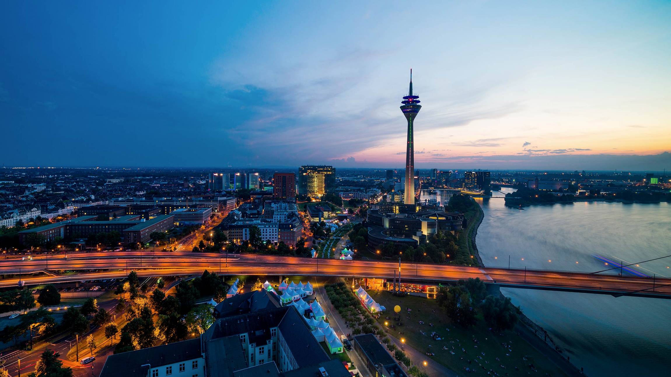 Düsseldorf Skyline / istock - Messestand Viscom
